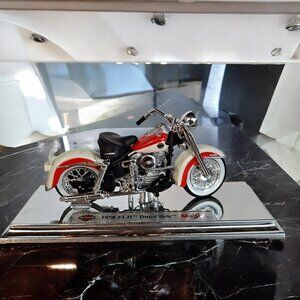 Harley Davidson 1958 FLH Duo-Glide Maisto 1:18 Die Cast Motorcycle